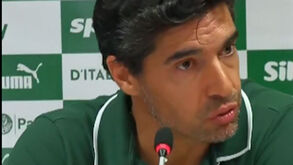 Abel Ferreira ataca arbitragem: «Parece que não se podem marcar penáltis para o Palmeiras»