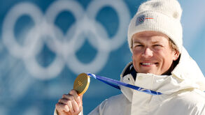 Johannes Klaebo festeja conquista de mais um ouro olímpico