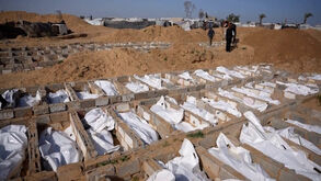 Restos mortais de palestinianos não identificados sepultados em vala comum no centro de Gaza