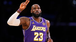 LeBron James é o mais velho de sempre a alcançar um triplo-duplo na NBA