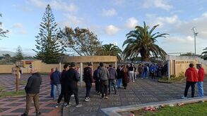 Adeptos à entrada do Estádio de São Miguel