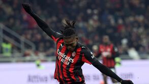 Rafael Leão joga na vitória do Milan contra o Pisa