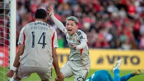 Benfica vence Santa Clara com golo e erro de Trubin