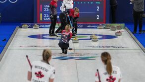 Equipas de curling dos EUA e Canadá competem nos Jogos Olímpicos de Inverno Milano Cortina 2026