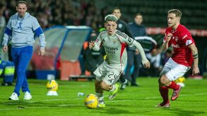 Prestianni falha lance com o AVS e recebe cartão amarelo