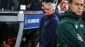 José Mourinho reage no banco de suplentes do Benfica durante o jogo com o Real Madrid
