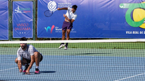 Francisco Rocha (a servir) nas meias-finais de pares