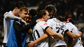 Jogadores do V. Guimarães festejam golo frente ao E. Amadora