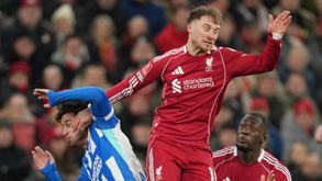 Jogadores disputam lance pelo ar durante o Liverpool-Brighton