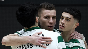 Jogadores do Sporting celebram vitória sobre o Eléctrico na Taça de Portugal de futsal