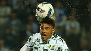 Yan Lincon cabeceia a bola