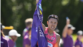 Toshikazu Yamanishi bate recorde mundial da meia maratona de marcha