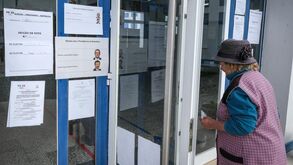 Eleitores de Alcácer do Sal à entrada da escola Básica Pedro Nunes para exercer o seu direito de voto para a 2.ª volta das presidenciais