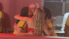 Real ou IA? A fotografia de Ancelotti com três mulheres no Carnaval que dá que falar no Brasil