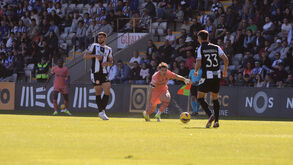 Os jogadores de Nacional e FC Porto em ação