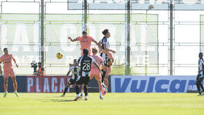 Os jogadores de Nacional e FC Porto em ação