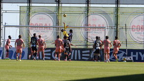 Os jogadores de Nacional e FC Porto em ação