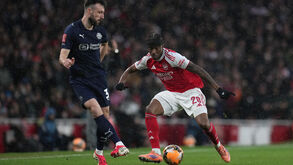Madueke marca no Arsenal-Wigan