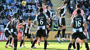 Bednarek cabeceou para o triunfo