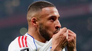 Futebolista do Lyon festeja golo no jogo contra o Nice na Ligue 1