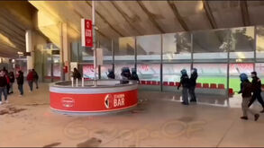 Ultras do Bari invadem tribuna à procura do presidente e entram em confronto com a polícia