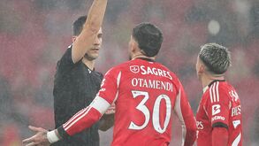 Otamendi recebe amarelo no Benfica-Alverca