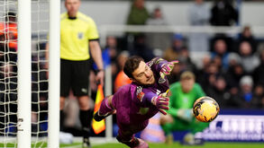 Nem precisou da cábula: equipamento do Birmingham enganou-o mas guarda-redes do Leeds foi herói nos penáltis