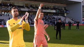 Diogo Costa e Bednarek festejam junto dos adeptos do FC Porto na Choupana