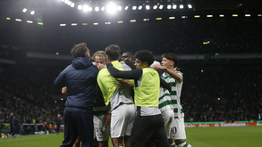 Jogadores do Sporting festejam golo tardio de Bragança frente ao Famalicão
