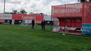 José Mourinho e Mário Branco à conversa e atentos ao treino do Benfica antes do jogo com o Real Madrid