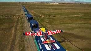 Piloto italiano faz história ao aterrar avioneta em cima de comboio em movimento