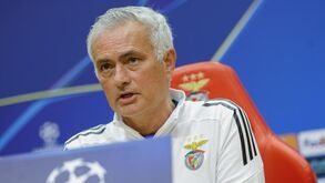 José Mourinho surge numa conferência de imprensa