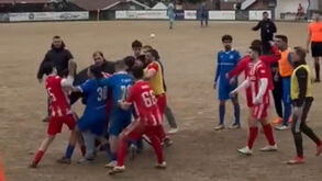 Ânimos exaltados após golo: os confrontos entre jogadores durante jogo em Marco de Canaveses