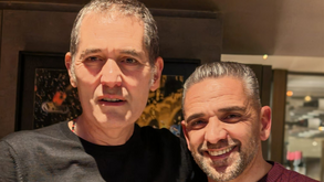 Rui Borges sorridente, ao lado de Pedro Cardoso