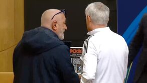 Mourinho recebeu este presente após a conferência de antevisão ao Benfica-Real Madrid: «Uma história que é lenda»