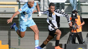 Veron (à direita) não pôde jogar contra o FC Porto por estar emprestado