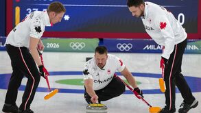 Atletas do Canadá competem em curling nos Jogos Olímpicos de Inverno