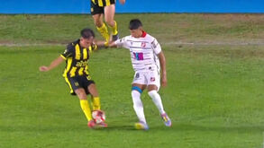 Avançado uruguaio impressiona ao fazer duas 'cuecas' consecutivas ao mesmo adversário