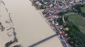 Imagens de drone mostram casas e carros submersos devido às cheias no sudoeste de França