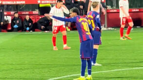 Polémica no Girona-Barcelona: Lamine Yamal pediu a Koundé para ficar sentado no relvado para 'pressionar' VAR