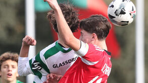 Os jogadores de Sporting e Benfica em ação