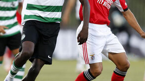 Os jogadores de Benfica e Sporting em ação