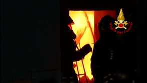 Incêndio atinge histórico Teatro Sannazaro no centro de Nápoles 