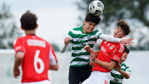 Os jogadores de Sporting e Benfica em ação