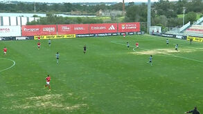 Os jogadores em ação no dérbi