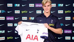 Tottenham rejeitou investidas por Bergvall, alvo do Chelsea e Aston Villa