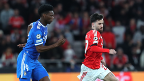 Rafa Silva tenta fugir a Tchouaméni durante o Benfica-Real Madrid