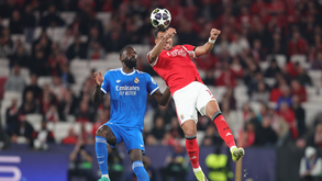 Pavlidis disputa bola pelo ar com Rüdiger