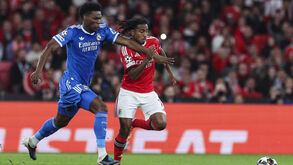 Aurélien Tchouaméni e Leandro Barreiro disputam a bola durante o Benfica-Real Madrid