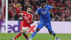 Rafa Silva e Tchouaméni durante o Benfica-Real Madrid 